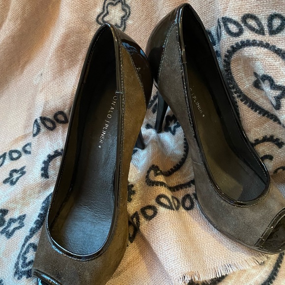 Donald Pliner Pumps  Gorgeous! Like new. Size 8.5 M - Picture 4 of 7